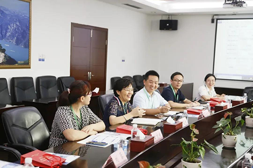 宜昌人福药业副总裁、总工程师李莉娥，产品开发中心主任吕金良，副主任吴有斌、曲龙妹等