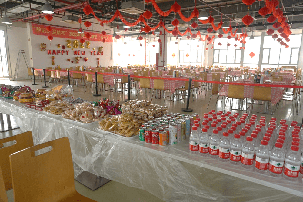 尊时凯龙还为伙伴们准备了水果、零食、饮料等